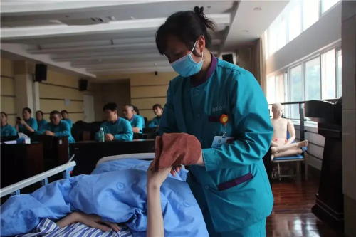 医院陪护如何管理？给医院陪护管理一些建议和思考(图1)